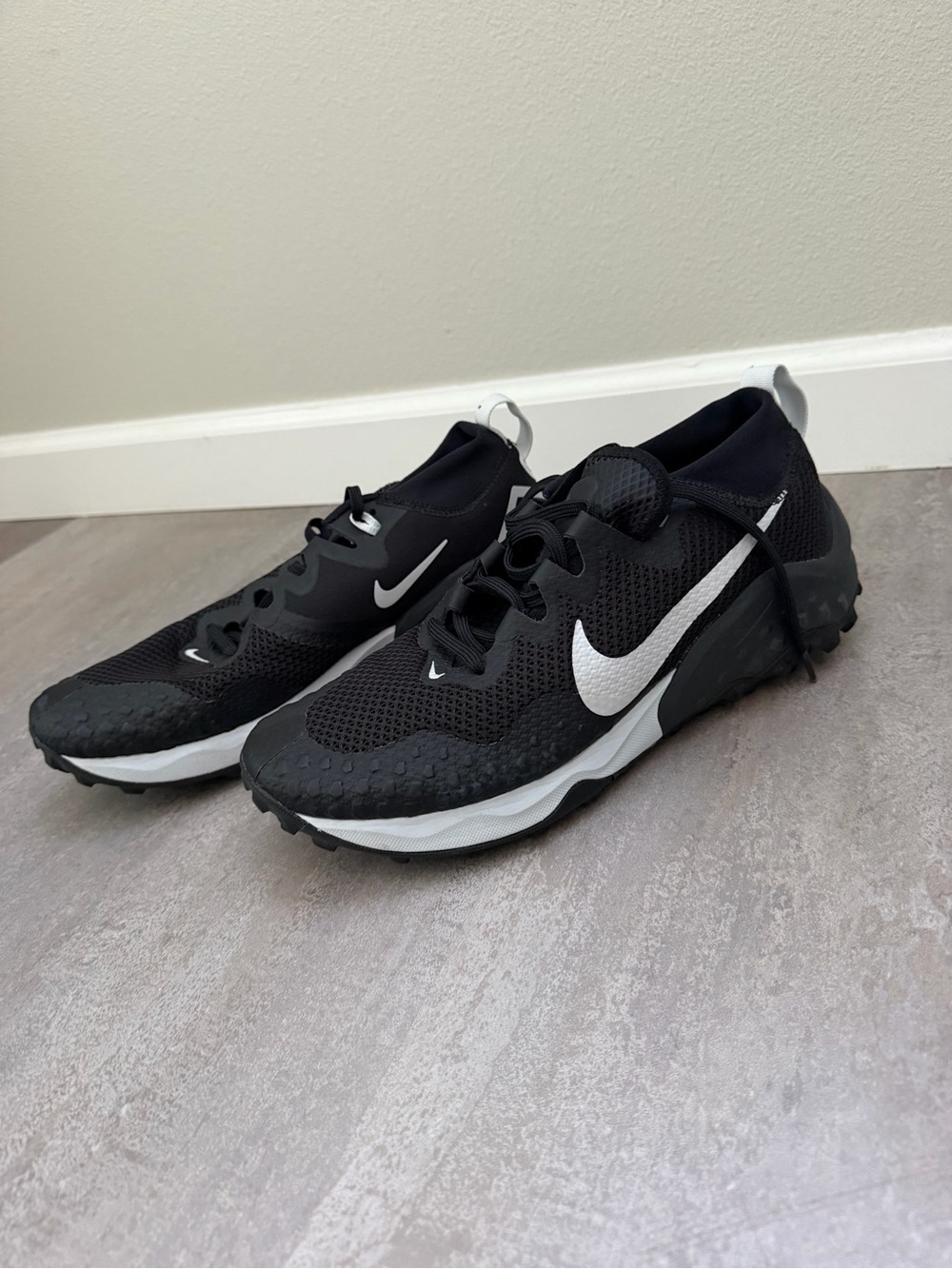 Nike Men’s Black and White Athletic Running Shoes
